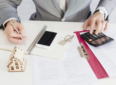 Fiscalité 2026 et gestion de patrimoine analysées par un conseiller lors d’un accompagnement patrimonial