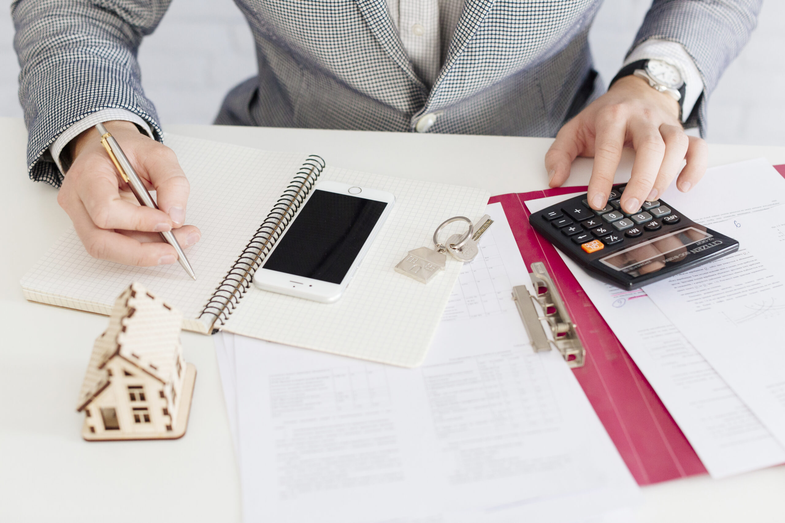 Fiscalité 2026 et gestion de patrimoine analysées par un conseiller lors d’un accompagnement patrimonial